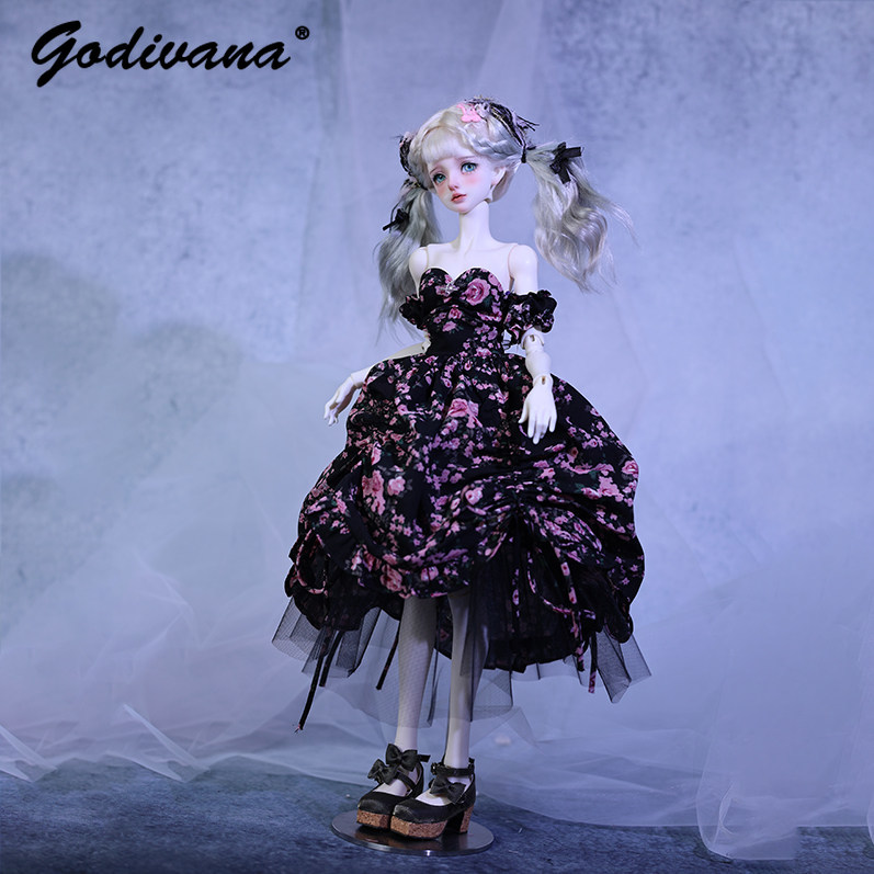 Midi Skirt Floral - 1/4 BJDドール用ドレス。黒地にピンクの花柄が描かれたロリータ風コルセットガウン。取り外し可能なパフスリーブ、ドローストリング付き、大きなスカート、メッシュ素材のミディ丈ドレス。